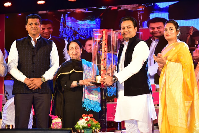 LATA MAGESHKAR PURSKAR USHA KHANNA 2