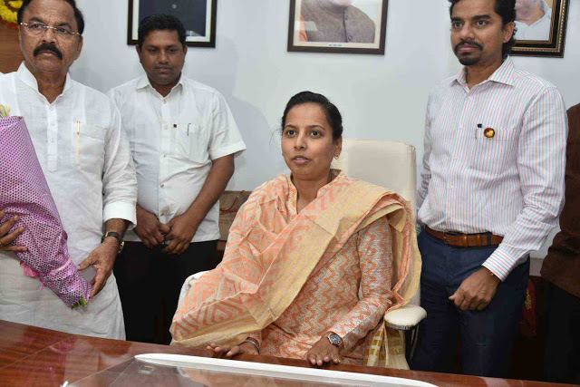 State Min Aaditi Tatkare at Office 1