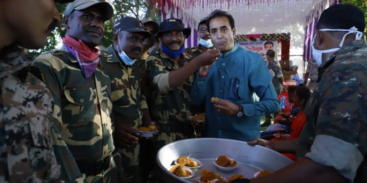 home-ministers-Gadchiroli-visit-2-750x375