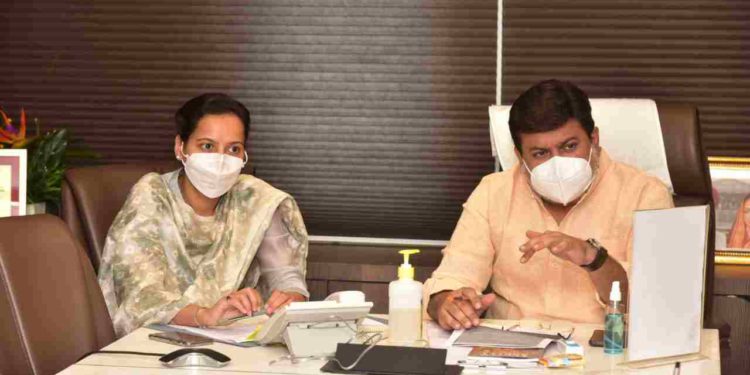 उच्च-व-तंत्र-शिक्षण-मंत्री-शासकीय-विधि-महाविद्यालय-बाबत-बैठक-1-750x375