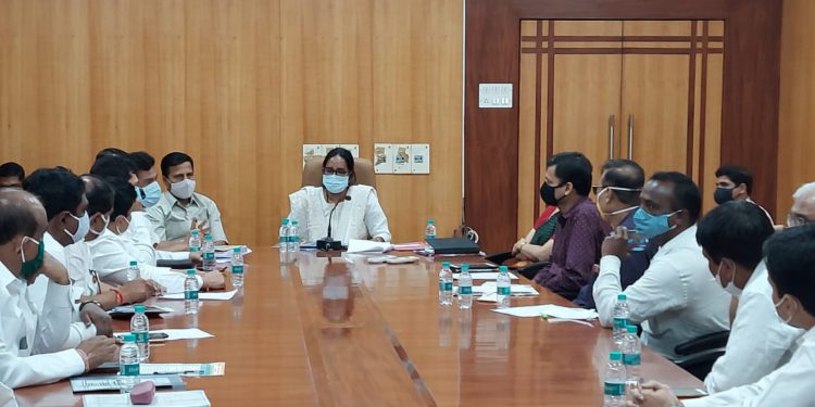 Min-Varsha-Gaikwad-Meeting-1-750x375