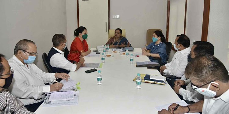 Min-Yashomati-Thakur-Meeting-regarding-Amrut-Aahar-1-750x375