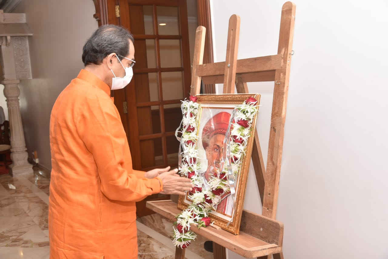 आचार्य-बाळशास्त्री-जांभेकर-यांच्या-प्रतिमेला-पुष्पहार-अर्पण-करताना-मुख्यमंत्री-उद्धव-ठाकरे