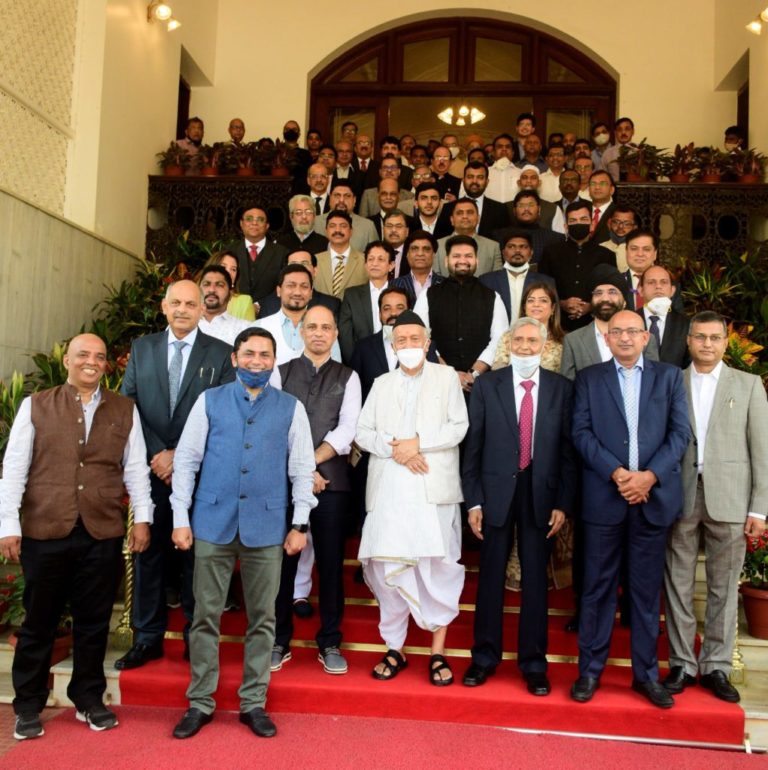 करोना-योद्ध्यांचा-सत्कार-करताना-राज्यपाल-1021x1024