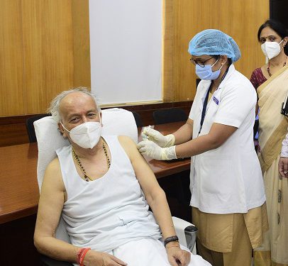 Governor-Koshyari-gets-first-dose-of-Covaxin-at-Govt-Hospital-406x375