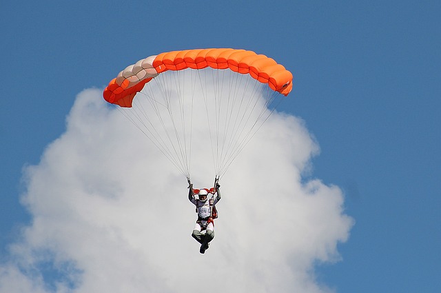 paraglider-2293266_640