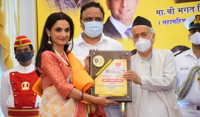 Hon.-Governor-presents-Stree-Shakti-Samman-to-women-achievers-1-640x375