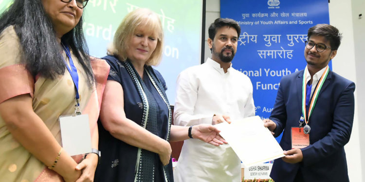 चेतन-परदेशी-पुरस्कार-स्वीकारताना-750x375