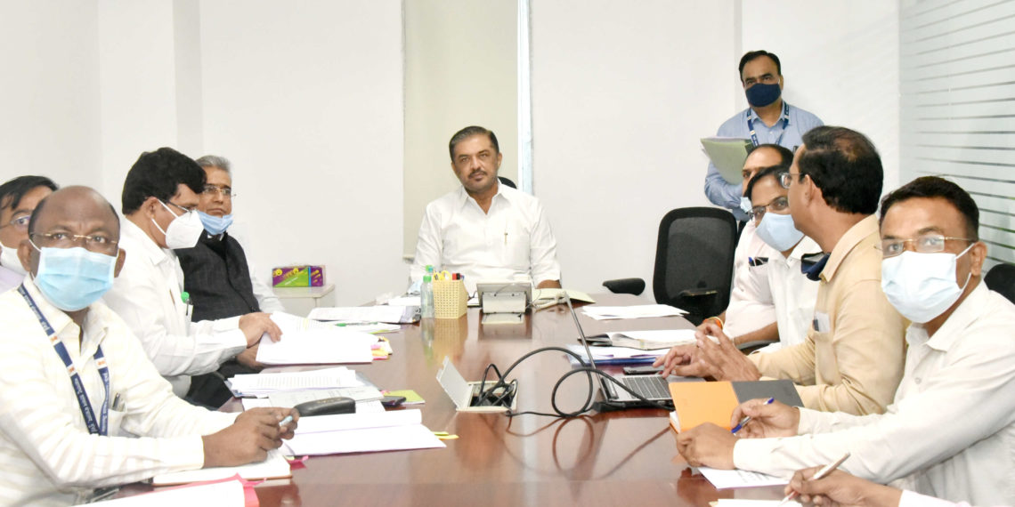 पदूम-मंत्री-सुनील-केदार-यांची-पशुवैद्यकीय-अधिकारी-यांच्या-संदर्भात-बैठक-1140x570