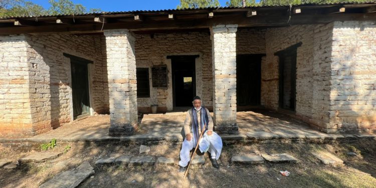 राज्यपाल-कोश्यारी-यांची-आपल्या-प्राथमिक-शाळेला-भेट-1-750x375