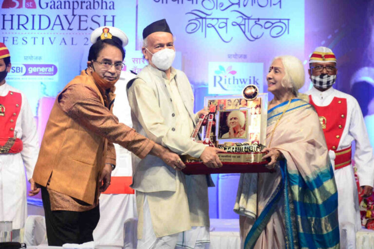 Governor-felicitated-Renowned-vocalist-Dr-Prabha-Atre-2-1140x760