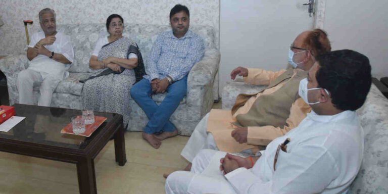 Min-Amit-Deshmukh-at-Lata-Mangeshkar-residence-visit-1-1140x570