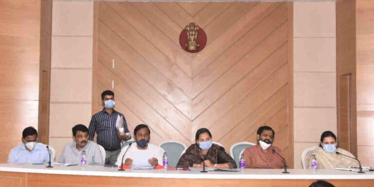 महाड-पूर-निवारण-कार्यवाहीचा-पालकमंत्री-आदिती-तटकरे-यांनी-घेतला-आढावा-1-1024x512