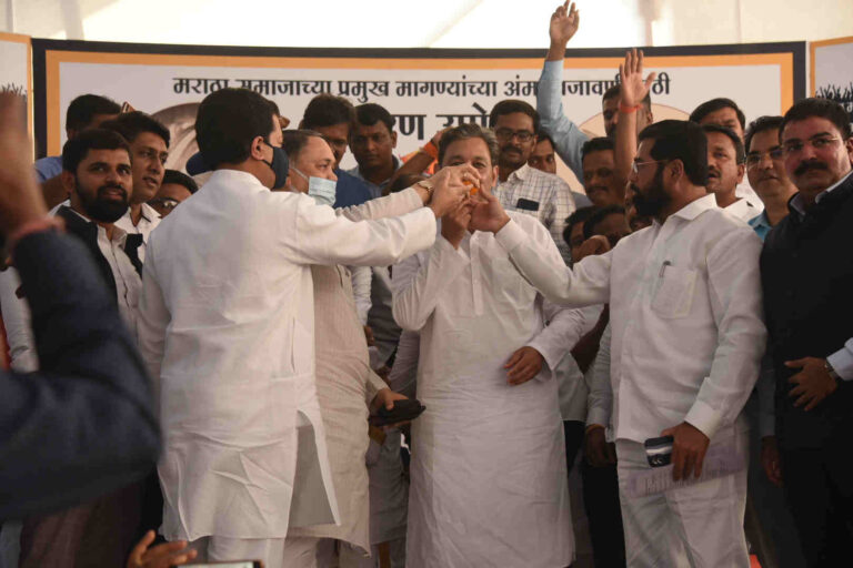 मा.-खासदार-संभाजीराजे-छत्रपती-यांचे-उपोषण-मागे-1