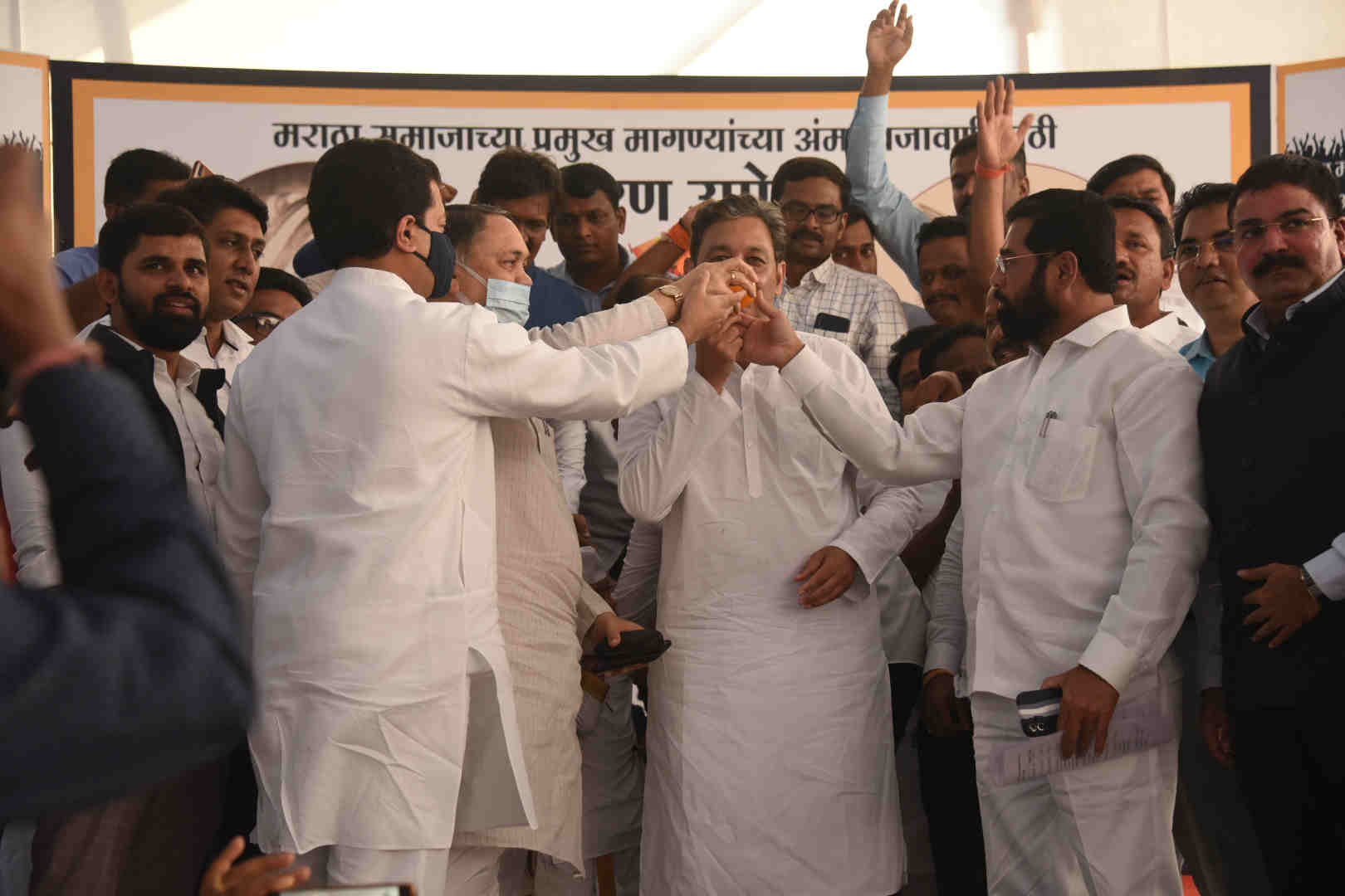 मा.-खासदार-संभाजीराजे-छत्रपती-यांचे-उपोषण-मागे-1