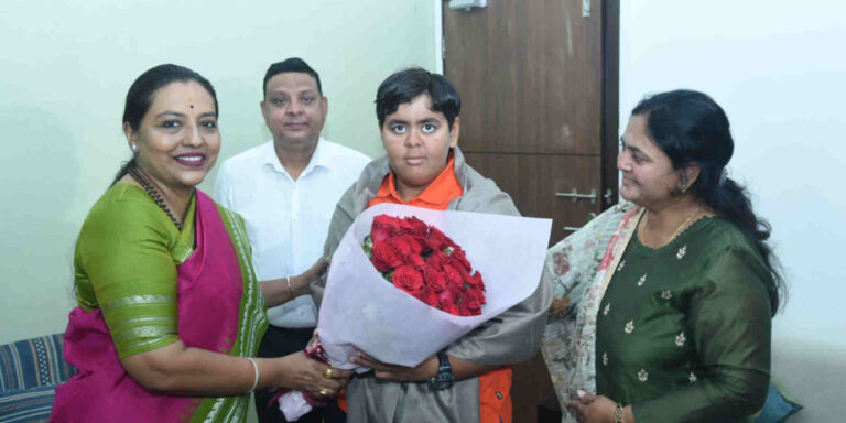 मा.-मंत्री-यशोमती-ठाकूर-यांच्या-हस्ते-राष्ट्रीय-बाल-क्रीडा-पुरस्कार-यांचा-सन्मान-1-1140x570