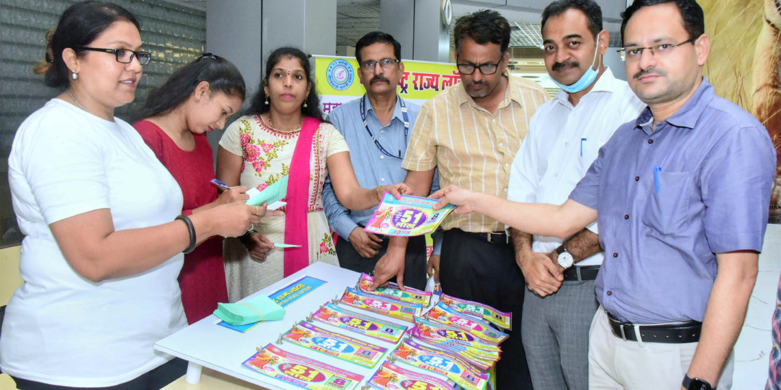 महाराष्ट्र-राज्य-लॉटरीच्या-मंत्रालय-येथील-तिकीट-विक्री-स्टाँलचा-शुभारंभ-1-1140x570