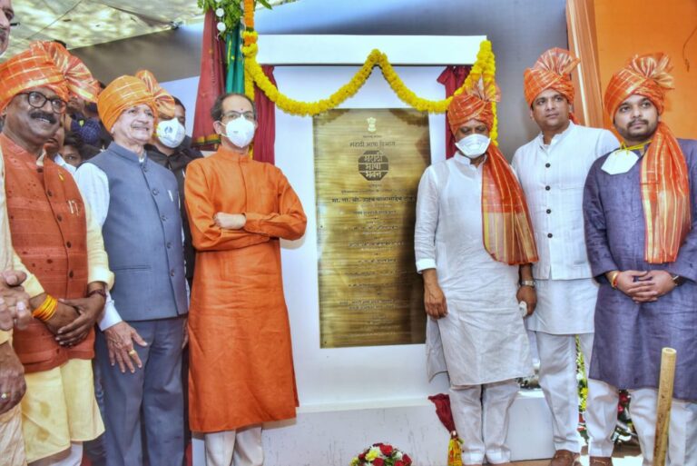 मा.मुख्यमंत्री-यांच्या-हस्ते-मराठी-भाषा-भवन-मुख्य-केंद्र-इमारतीचे-भूमिपूजन-6-1024x684