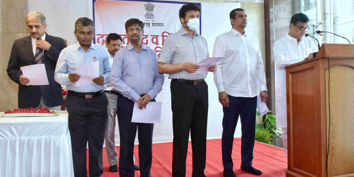 दहशतवाद-व-हिंसाचार-विरोधी-दिनानिमित्त-मंत्रालयात-शपथ-3-1140x570