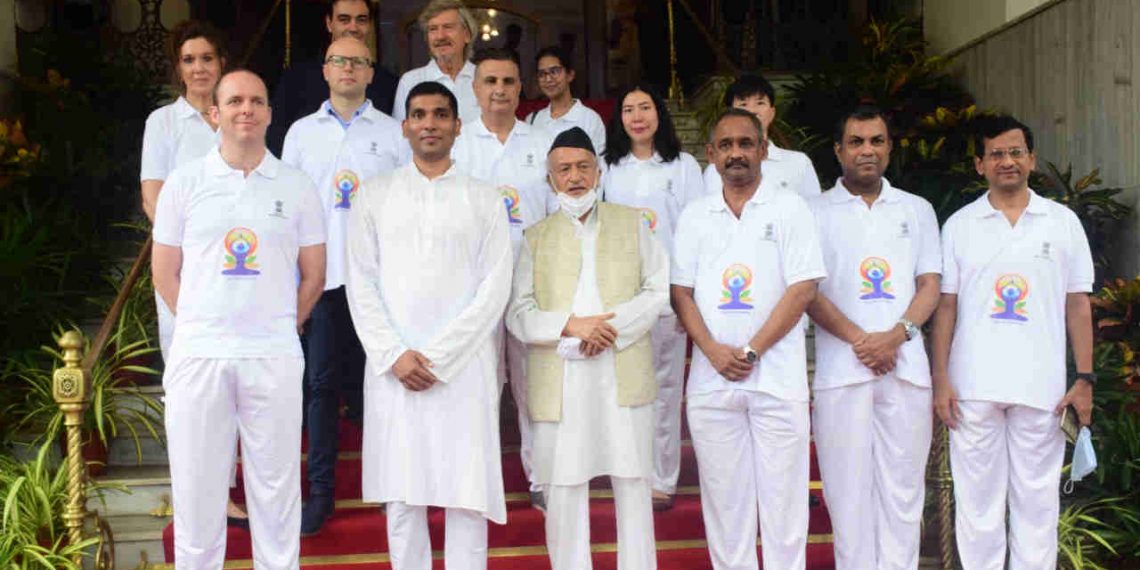 राजभवन-येथे-आंतरराष्ट्रीय-योग-दिवस-3-1140x570