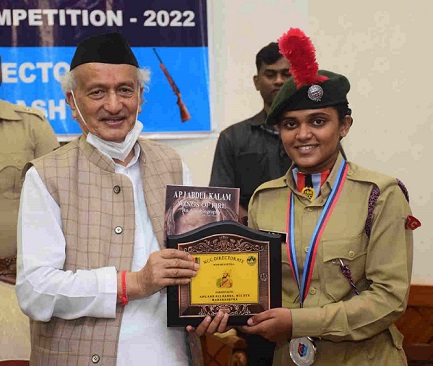 Governor-Koshyari-pats-Maha-NCC-cadets-for-winning-Inter-Directorate-Shooting-Championships-1-1