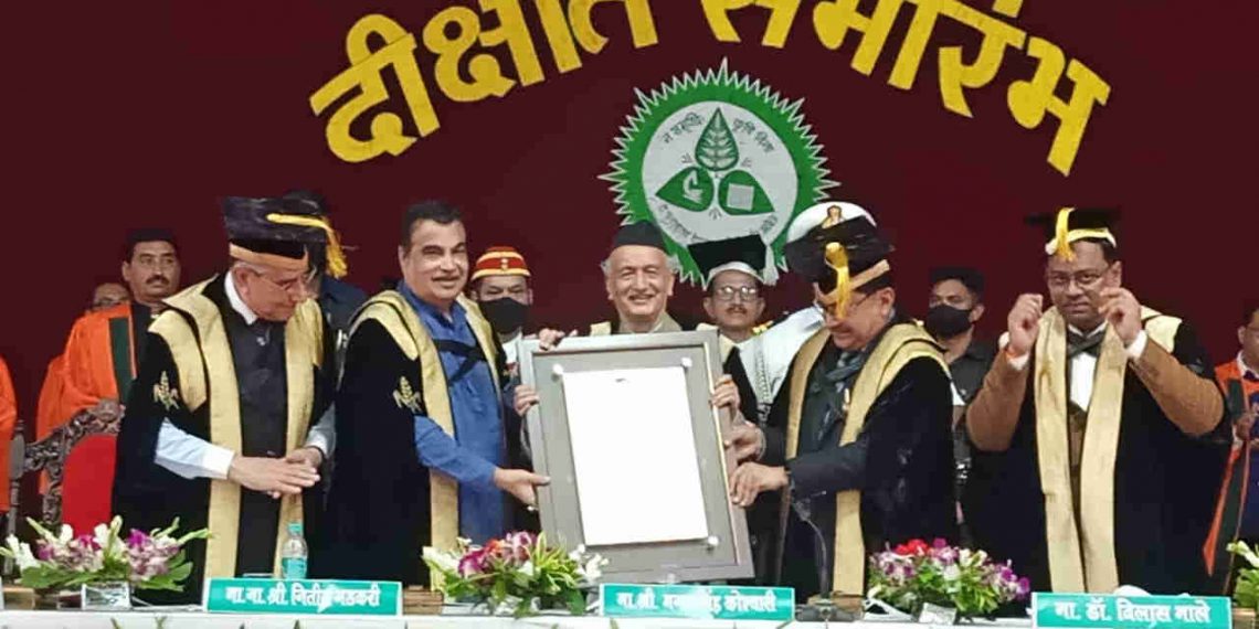 Hon-Governor-Koshyari-confers-Doctor-of-Science-on-Nitin-Gadkari-2-1140x570