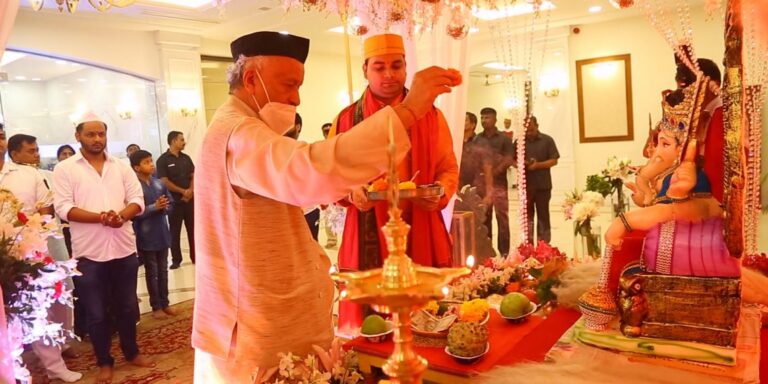 Governor-brings-home-Lord-Ganesh-at-Raj-Bhavan-1-1140x570