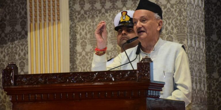 Hon-Governor-Koshyari-presents-Rashtriya-Patrakarita-Puraskars-to-eminent-journalists-4-1140x570