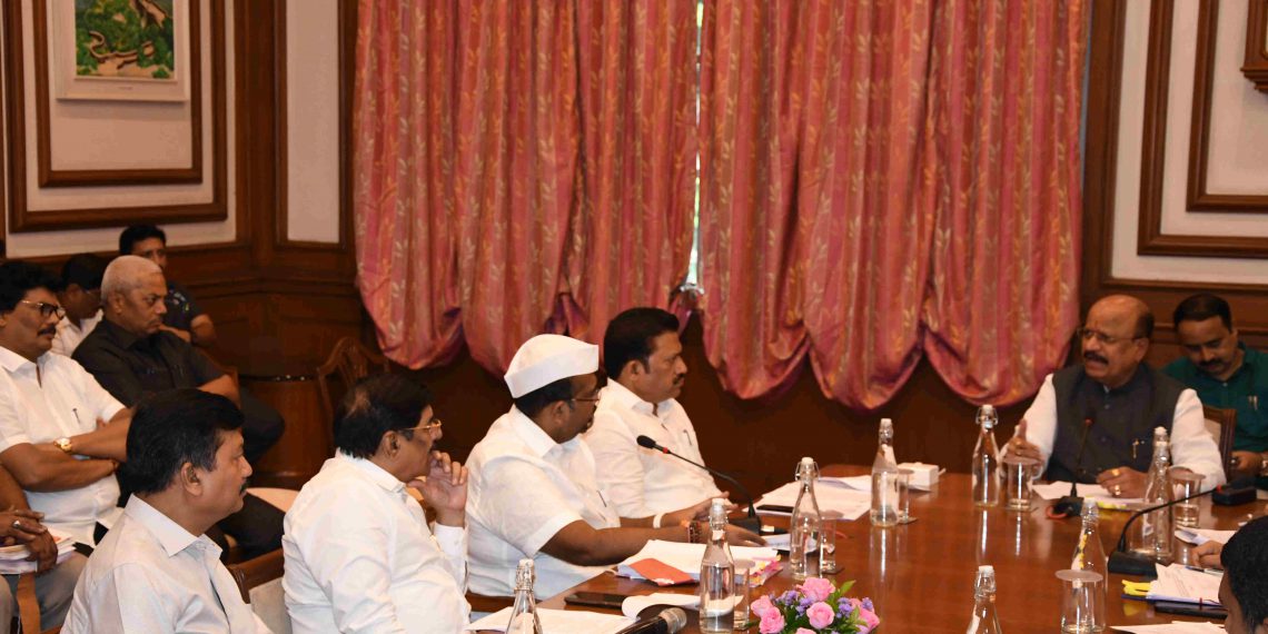 Min-Suresh-Khade-Meeting-1-1140x570