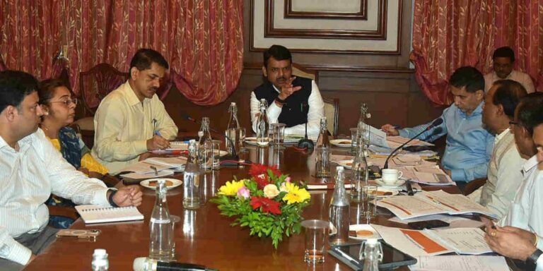 उपमुख्यमंत्री-श्री.-फडणवीस-यांच्या-अध्यक्षतेखाली-जलसंपदा-विभागाची-आढावा-बैठक-1-1140x570