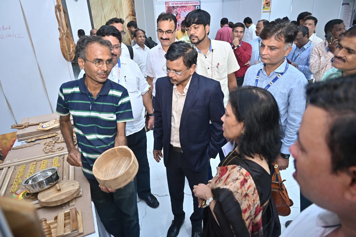 खादी-व-ग्रामोद्योग-वस्तूंच्या-प्रदर्शन-व-विक्रीचे-आयोजन-3-1140x761