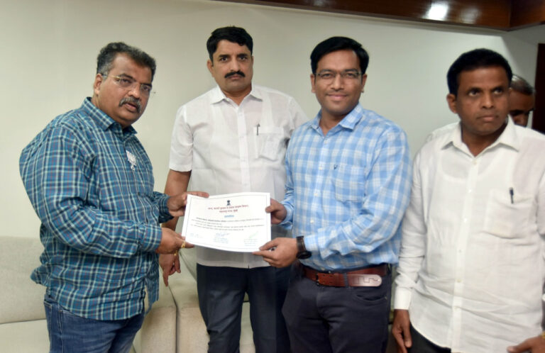 अन्न-नागरी-पुरवठा-मंत्री-रवींद्र-चव्हाण-यांच्याकडून-गौरव-2