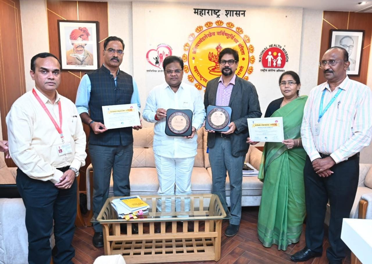 आरोग्य-मंत्री-डॉ.-तानाजी-सावंत-यांनी-आरोग्य-विभागाच्या-अधिकाऱ्यांचे-आणि-पथकाचे-अभिनंदन-केले-1