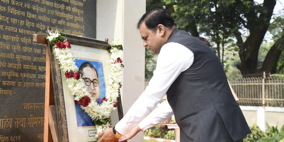 महामानव-डॉ.बाबासाहेब-आंबेडकर-यांच्या-महापरिनिर्वाण-दिनानिमित्त-विधानभवनात-अभिवादन-2-1140x570