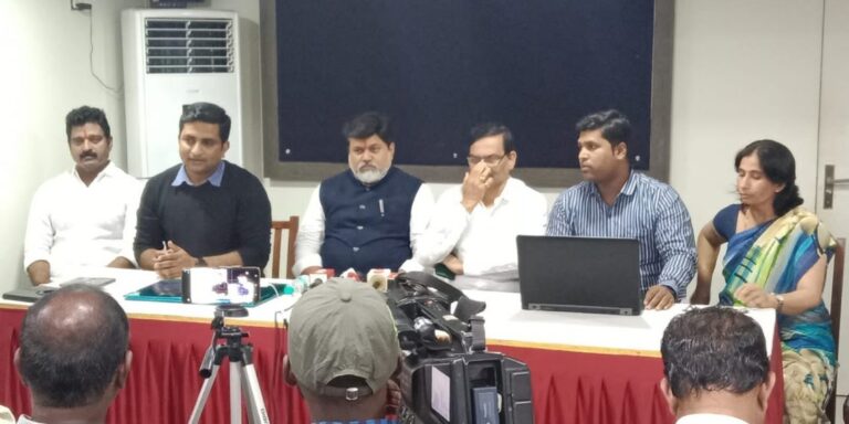 Min-Uday-Samant-Press-Conf-1-1140x570