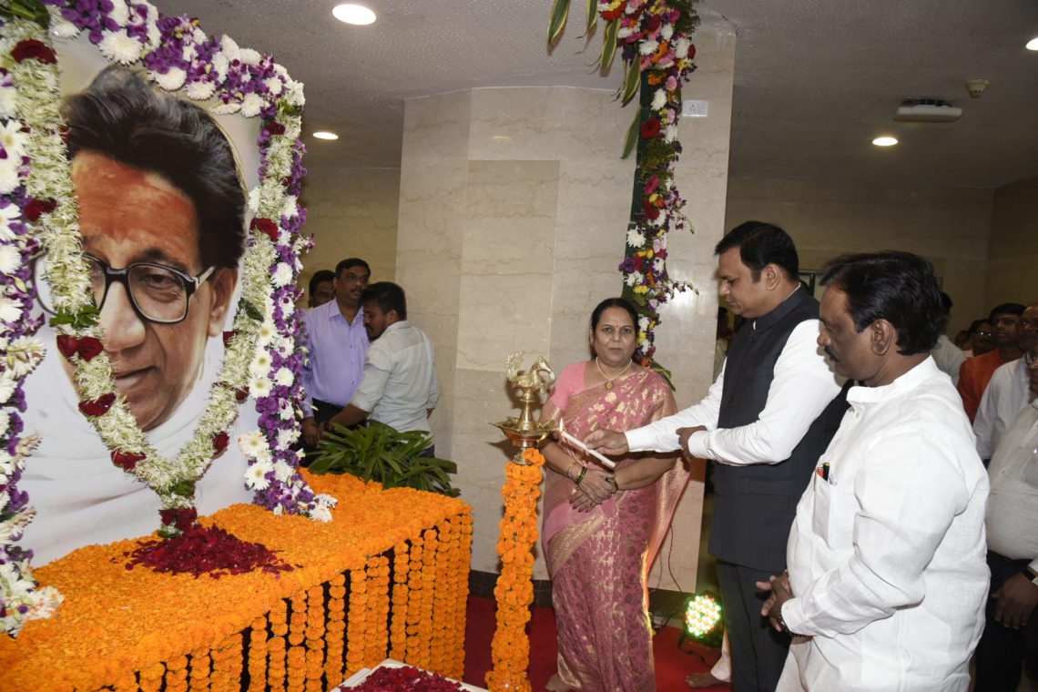 दिवंगत-बाळासाहेब-ठाकरे-यांना-विधानभवनात-अभिवादन-3-1140x760