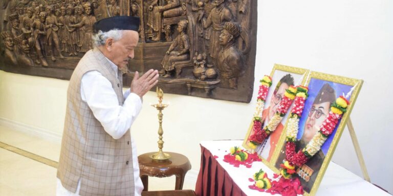 नेताजी-सुभाषचंद्र-बोस-बाळासाहेब-ठाकरे-यांना-राज्यपालांचे-अभिवादन-2-1-1140x570