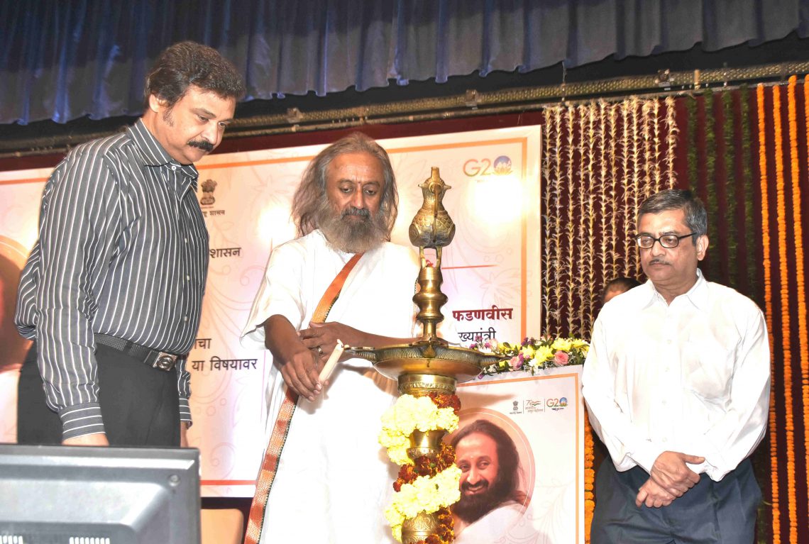 श्री-श्री-रविशंकर-यांची-ताणतणाव-व्यवस्थापन-कार्यशाळा-2-1140x767