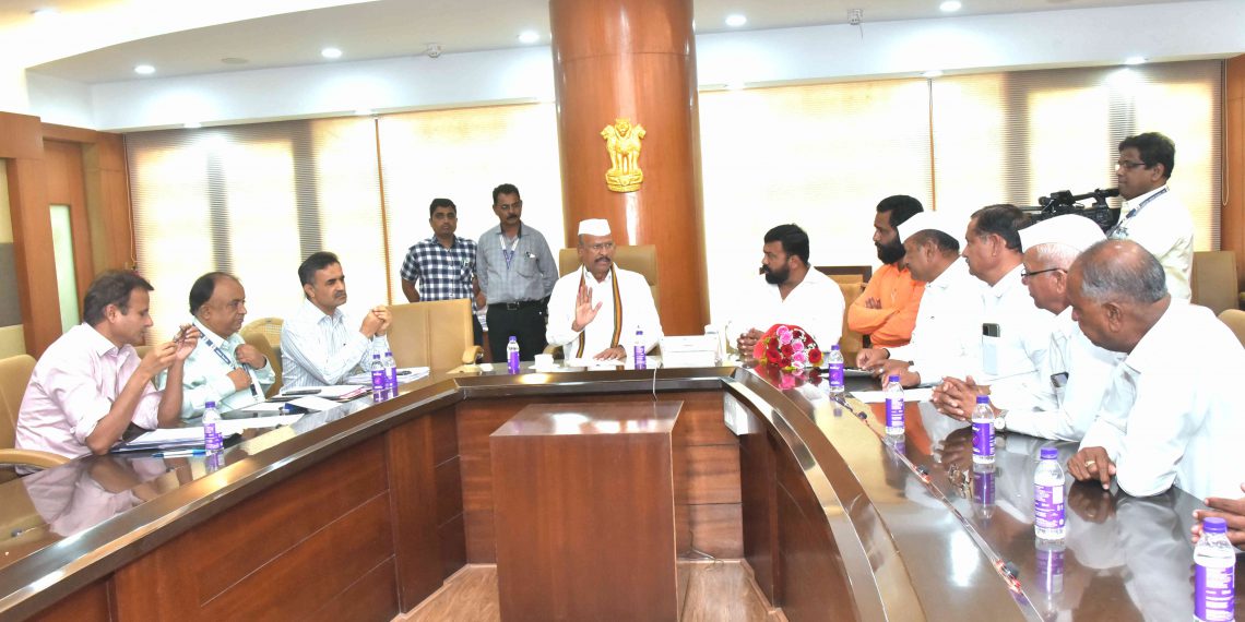 कृषीमंत्री-अब्दुल-सत्तार-यांच्या-अध्यक्षतेखाली-बैठक-1-1140x570
