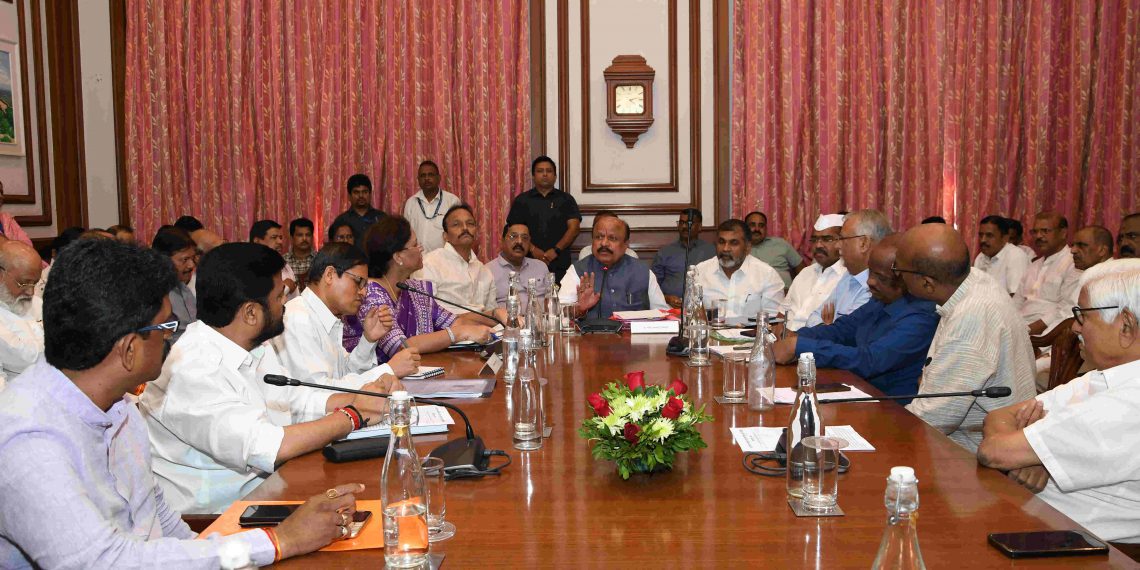 min-suresh-khade-1140x570