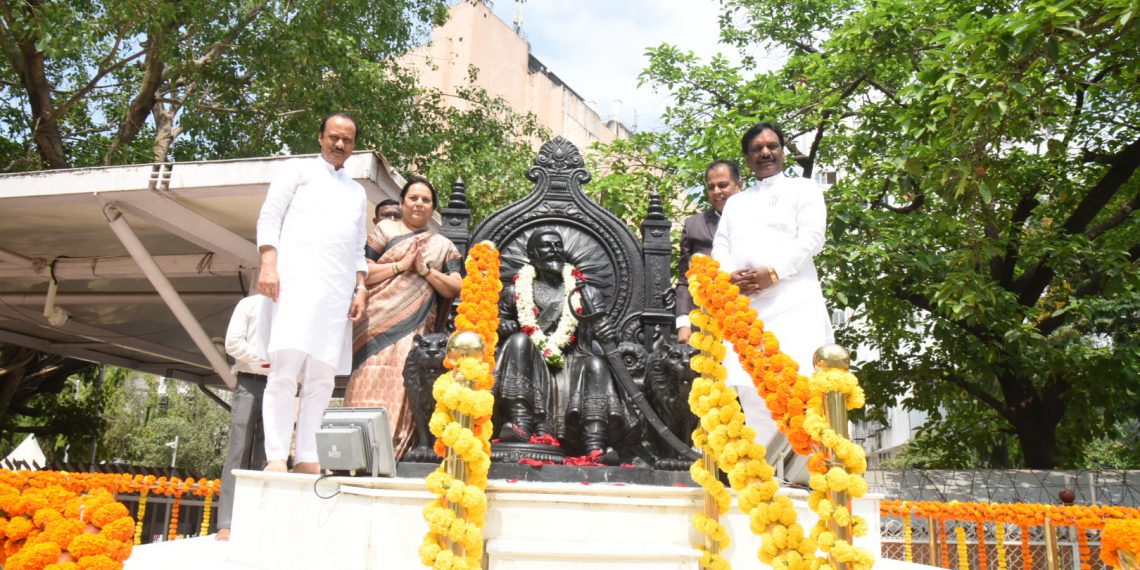 छत्रपती-शिवाजी-महाराज-यांच्या-पुण्यतिथीनिमित्त-विधान-भवनात-आदरांजली-1-1140x570