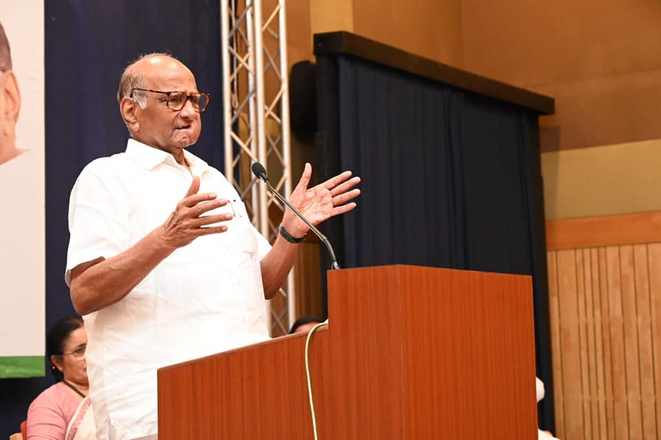 Sharad Pawar Standing in speech action