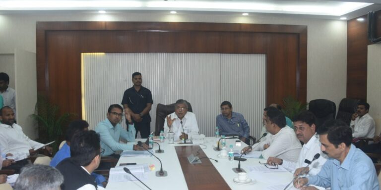 राज्याच्या-एकात्मिक-व-शाश्वत-वस्त्रोद्योग-धोरण-1140x570