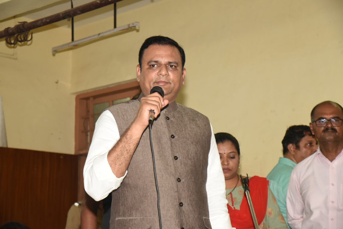 Rahul Narvekar 2 Standing With Mic