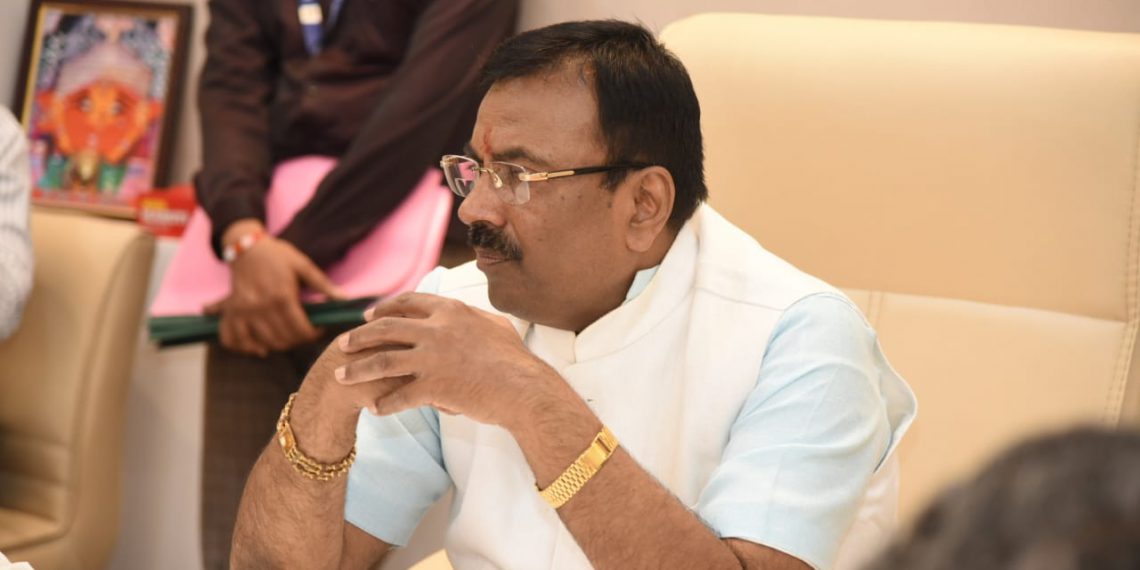 Sudhir Mungantiwar Side image