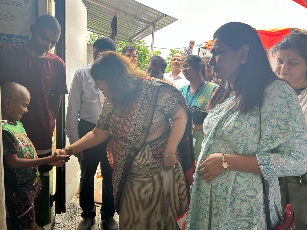 इरशाळवाडी-येथील-दरडग्रस्त-बाधित-कुटुंबातील-अनाथ-बालक-व-त्यांच्या-नातेवाईक-यांची-भेट-2