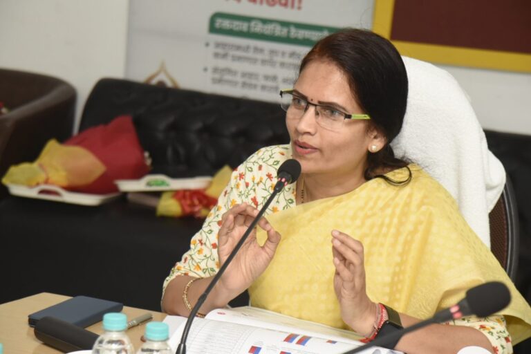 Bharti Pawar Speaking side Image