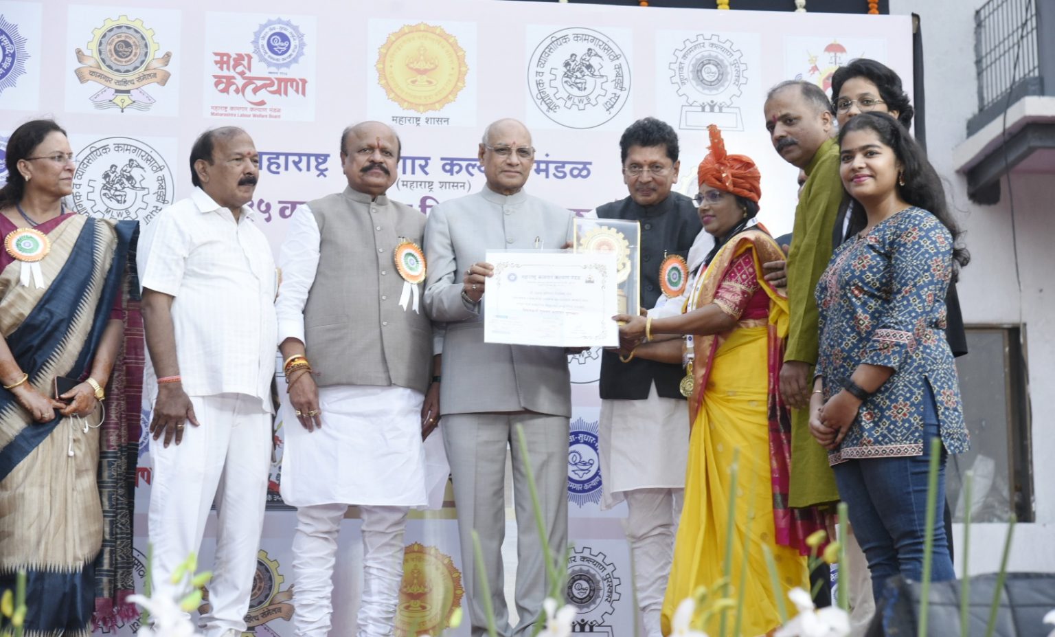 Maharashtra-Governor-presents-Vishwakarma-Gunwant-Kamgar-Puraskars-to-51-workers-from-State-2-1536x927