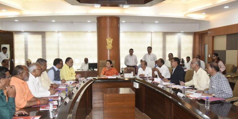 उत्तर-प्रदेश-विधानपरिषद-नियम-समितीची-विधानभवनला-अभ्यास-भेट-1140x570