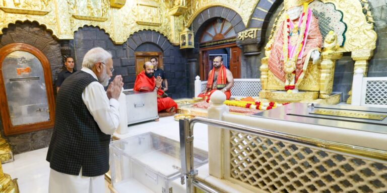 प्रधानमंत्री-नरेंद्र-मोदी-यांनी-घेतले-श्री-साईबाबा-समाधीचे-दर्शन-2-1-e1698318208656-1140x570